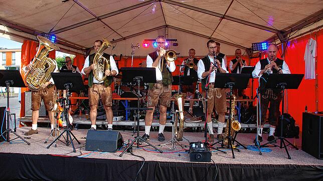 Gut geschützt vor dem Dauerregen: Die Latschari-Musik unterhält beim Bierfest in Rheinfelden mit einem vielfältigen Programm. Foto: ...