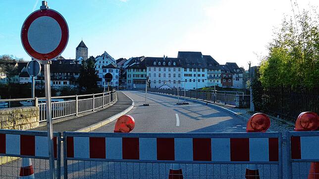Alle Grenzübergänge in der Gemeinde Hohentengen in die Schweiz geschlossen. Hier die Brücke von Schloss Rötteln nach Kaiserstuhl.