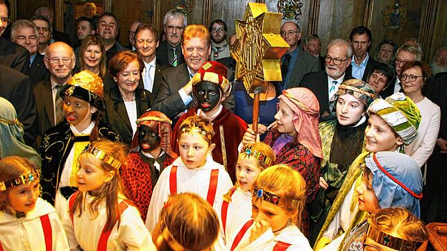 Ein Foto wie aus der Zeit gefallen oder als es die Abstandsregeln noch nicht gab: Die Gäste des Dreikönigstrunks 2019 freuen sich über ...