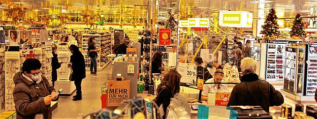 Bei Müller ist immer was los. So standen die Kunden auch vergangenen Samstag teilweise in langen Schlangen an der Kasse. Eingekauft ...