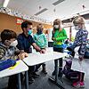 In einer Grundschule in Baden-Württemberg hilft ein Lehrer den Kindern, im Rahmen des landesweiten Förderprogramms &bdquo;Lernen mit ...