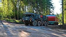 Der Spezialtransporter, der das Maschinenhaus auf den Gießbacher Kopf transportiert, schafft die Steigung von bis zu 15 Prozent nur mit ...