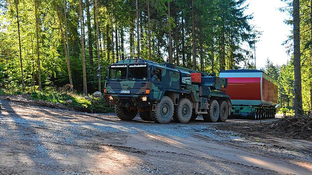 Der Spezialtransporter, der das Maschinenhaus auf den Gießbacher Kopf transportiert, schafft die Steigung von bis zu 15 Prozent nur mit ...