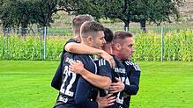 Der SV Mühlhausen bejubelt den Treffer zum 1:1 durch Marc Labusch (vorne, links). Am Ende trennen sich der SVM und der FV ...