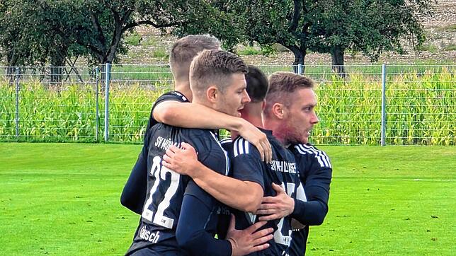 Der SV Mühlhausen bejubelt den Treffer zum 1:1 durch Marc Labusch (vorne, links). Am Ende trennen sich der SVM und der FV ...
