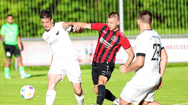 Patrick Thoma vom FC Pfaffenweiler(links) im Duell mit dem Königsfelder Felix Fehrenbach. Eine Szene aus dem Hinrunden-Spiel der beiden ...