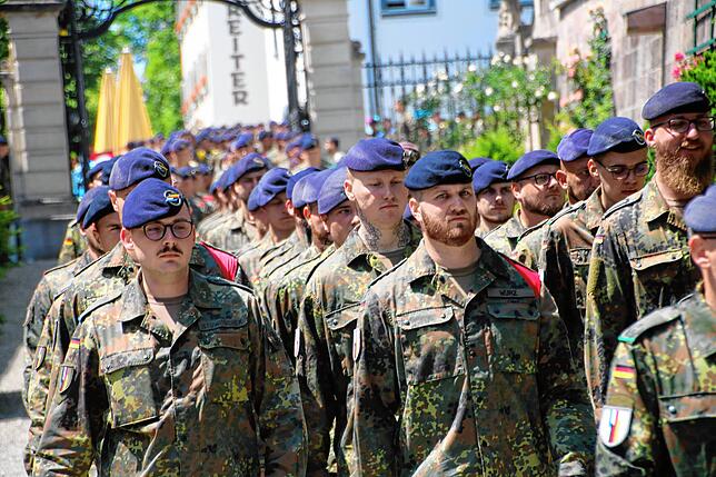 Bild 8: Soldaten aus dem Kosovo zurück in Donaueschingen: Die besten Bilder des feierlichen Appells vor dem Schloss