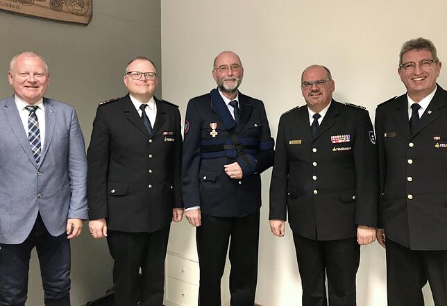 Mit dem Feuerwehr-Ehrenzeichen in Gold für 40 Jahre Einsatzdienst wurde Anton Müller (Mitte) ausgezeichnet. Es gratulierten (von ...