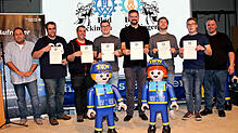 Stefan Prommersberger (rechts), Ortsbeauftragter des THW Bad Säckingen, und sein Stellvertreter Uwe Meitinger (von links) ehrten Thomas ...