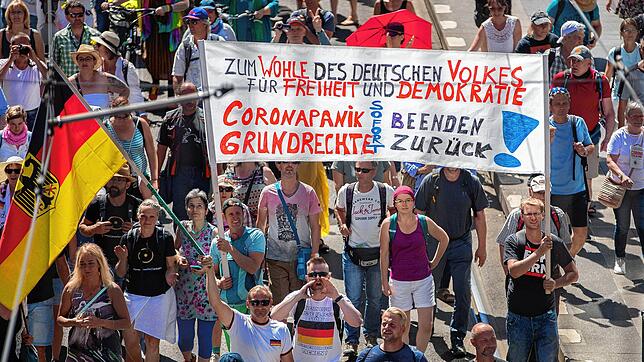 So sieht es aus, wenn Querdenker auf die Straße gehen. Ein Bild von der Demonstration in Berlin im August, organisiert von Querdenken ...