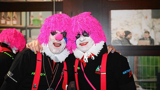 Bild 28: Buntes Treiben in der Niederburg &ndash; Hier sind die Hästräger und Schnurrgruppen unterwegs