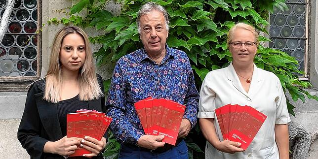 Sie stellen die kostenlose Broschüre „Konstanz in Zahlen“ vor (von links): Meryem Kiliclioglu, Eberhard Baier und Monika ...