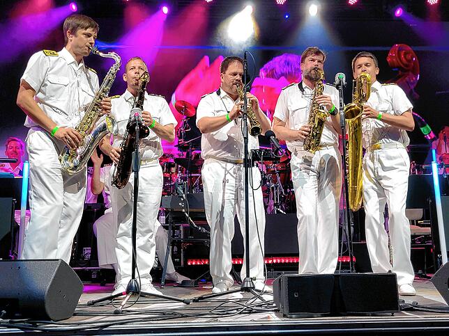 Das Quintett der Big Band der Bundeswehr begeisterte das Publikum mit Jazz und Swing und Adaptionen moderner Popmusik (von links): Jens ...