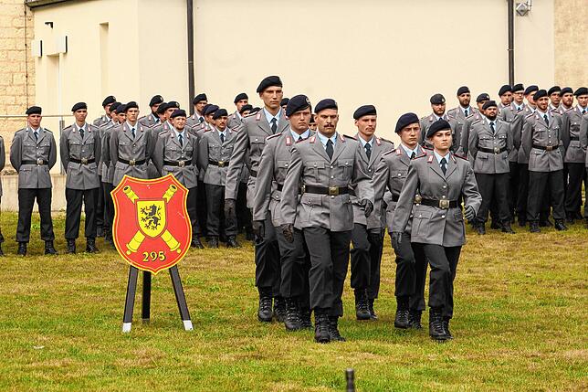 Sechs Rekruten auf dem Weg zum Treueschwur.