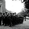 Exerzierende französische Soldaten auf dem Hof vor der Öflinger Schule. Hier war die Kommandantur eingerichtet.
