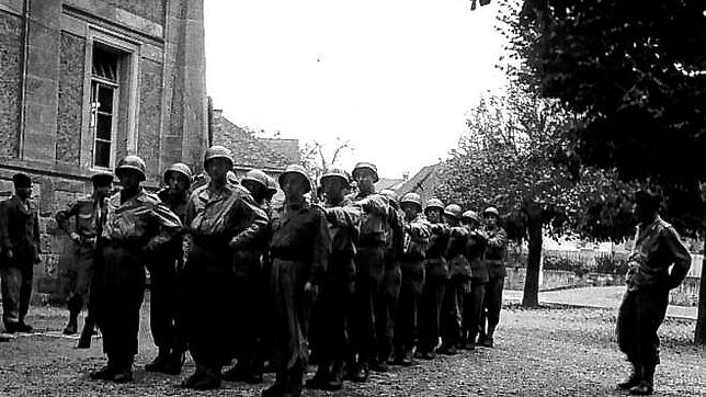 Exerzierende französische Soldaten auf dem Hof vor der Öflinger Schule. Hier war die Kommandantur eingerichtet.