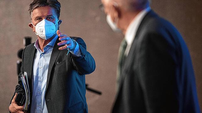 Sozialminister Manne Lucha (links) mit FFP2-Maske. Sein Ministerium musste nun Millionen der gekauften und verteilten Exemplare aus dem ...