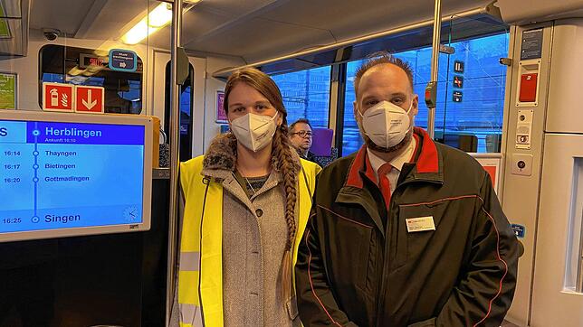Alexandra Bernauer und Björn Oeschger im Zug.