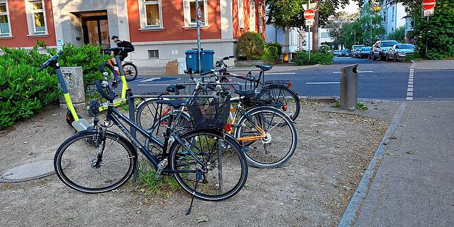 In der Konstanzer Altstadt werden Sitzbänke abgebaut, um Platz für Fahrradständer zu haben, wie hier auf der Oberen Laube auf Höhe ...