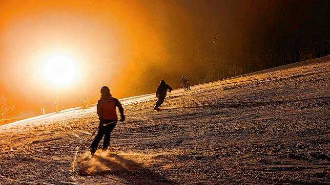17.04.2024, Baden-Württemberg, St. Peter: Ein Skifahrer fährt bei Flutlicht über die Piste am Kaibenlochlift. Die Wintersportsaison im ...