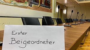 Wer nimmt künftig auf der Bank der Stadtverwaltung als neuer Bürgermeister in Singen Platz? Das klärt sich in den nächsten Wochen.