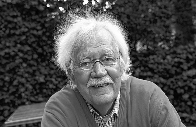 Der Radio- und TV-Moderator Carlo von Tiedemann steht auf der Terrasse vom Cafe “Funk-Eck„. Der Hamburger Rundfunk- und Fernsehmoderator ...
