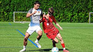 Der Türk.SV Konstanz (links Kujtim Karaqi), hier im Zweikampf mit Lars Adler vom 1. FC Rielasingen-Arlen II, hat zwei Siege in zwei ...