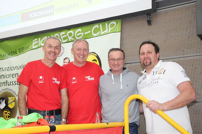 Ein großer Dank von Bürgermeister Markus Keller ging an den Förderverein Kickers Schwarz-Gelb. Unser Bild zeigt von links Ferdi Hettich, ...