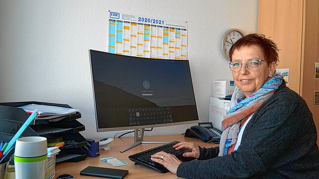Bei ihr laufen alle Fäden zusammen: Heike Schempp weiß als Leiterin der Schulsozialarbeit im Caritasverband, wo bei Schülern der Schuh ...