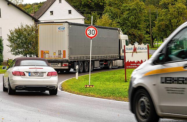Über die zweite Umleitungsstrecke durchs Täle wird der Verkehr von der Bundesstraße 311 auch durch den Meßkircher Ortsteil Dietershofen ...