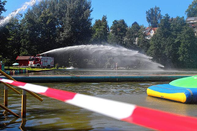 Es war warm – zu warm. Im Sommer 2019 ist der Klosterweiher durch eine Algenblüte belastet. Die Feuerwehr sorgt hier für frisches ...