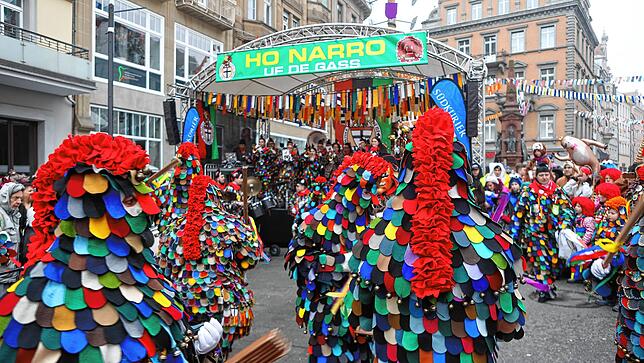 Bild 28: Schmotziger Dunschtig: Diese Mäschgerle feiern auf der Marktstätte