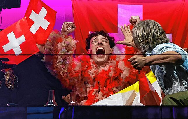 Nemo aus der Schweiz jubelt während der Punktewertung beim Finale des Eurovision Song Contest 2024 in der Malmö Arena.