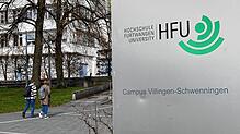 Studierende betreten das Gelände der HFU. Der Campus Schwenningen besteht zu großen Teilen aus ehemaligen Fabrikgebäuden. Unser Bild ...