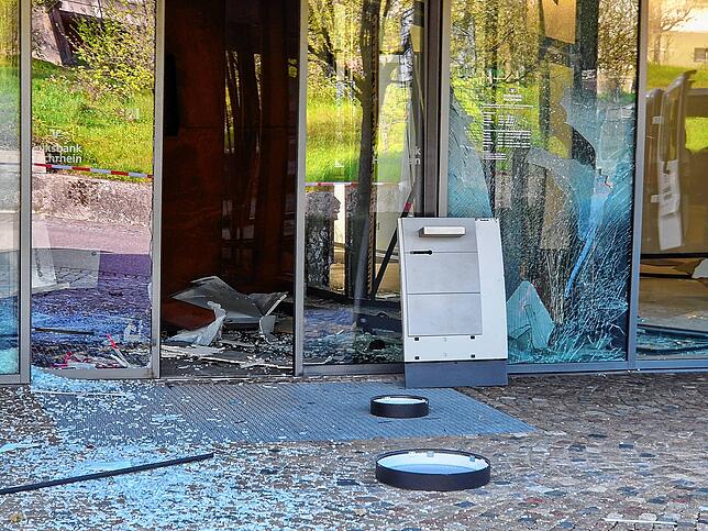 Bild 22: Sprengung der Filiale der Volksbank Hochrhein in Albbruck: Erdrückende Bilder vom Tatort