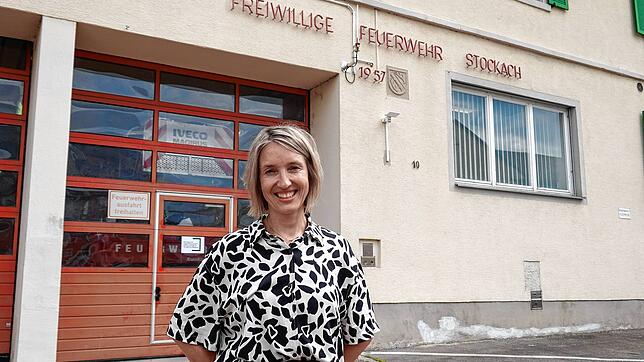 Bürgermeisterin Susen Katter vor dem in die Jahre gekommenen Feuerwehrhaus in der Stockacher Kernstadt.