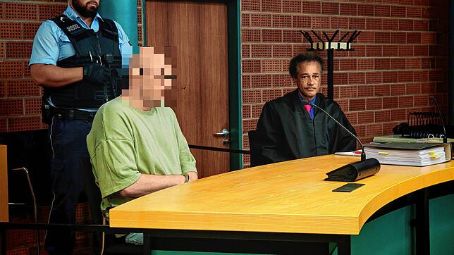 Der Angeklagte wird von Rechtsanwalt David Schneider-Addae-Mensah vertreten.