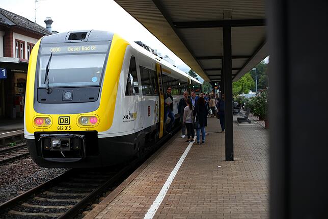 Beim Ticketkauf bereits der erste Dämpfer: Mit drei Minuten Verspätung rechnet die Deutsche Bahn schon vor Eintreffen des Zuges.