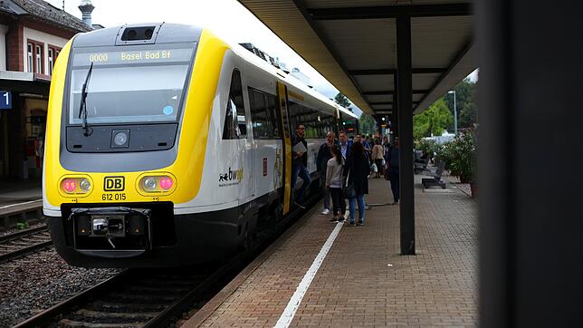 Beim Ticketkauf bereits der erste Dämpfer: Mit drei Minuten Verspätung rechnet die Deutsche Bahn schon vor Eintreffen des Zuges.