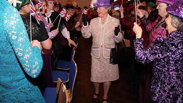 God save the Queen, fähnchenschwingend jubeln die Jungfere &bdquo;ihrer Queen&ldquo; zu, die würdevoll nickend die stehenden Ovationen ...