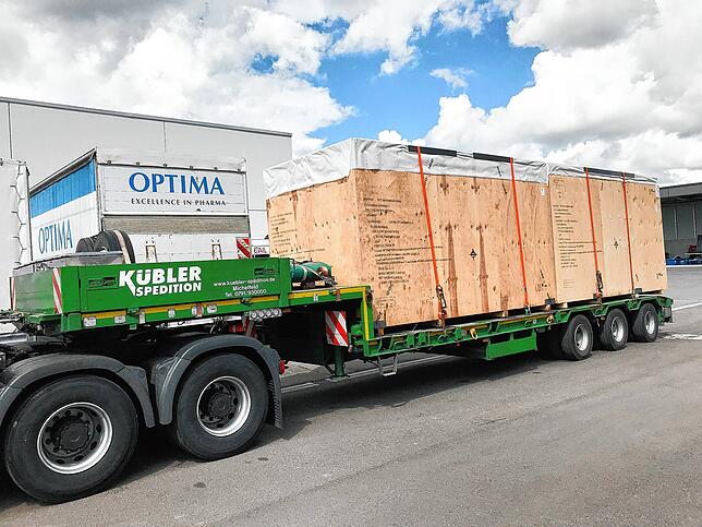Die Abfüll- und Verschleßanlage von Optima wurde von Schwäbisch Hall aus auf einem Lastwagen zum Flughafen transportiert.