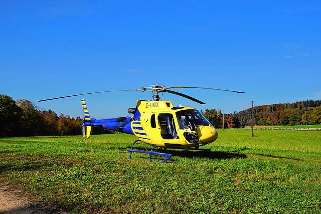 In der Nähe von Hof Höfen wartete der Hubschrauber bis zur Mittagszeit auf seinen Einsatz, da in der Marienschlucht noch zu viel Nebel war.