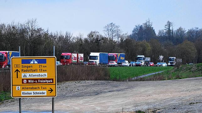 (Archivbild) Wie hier im März 2023 staute sich am Donnerstag, 14. Dezember, der Verkehr auf der B33 in Richtung Konstanz.