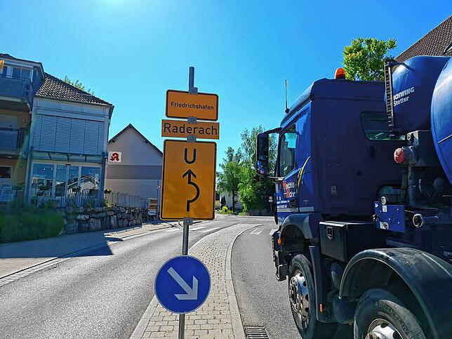 Auch am Ortseingang von Kluftern ist die Umleitung Richtung Raderach beschildert.