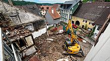 In vollem Gang sind die Abbrucharbeiten des Hauses neben dem Rathaus in Stühlingen. Foto: Schaudt architekten gmbh