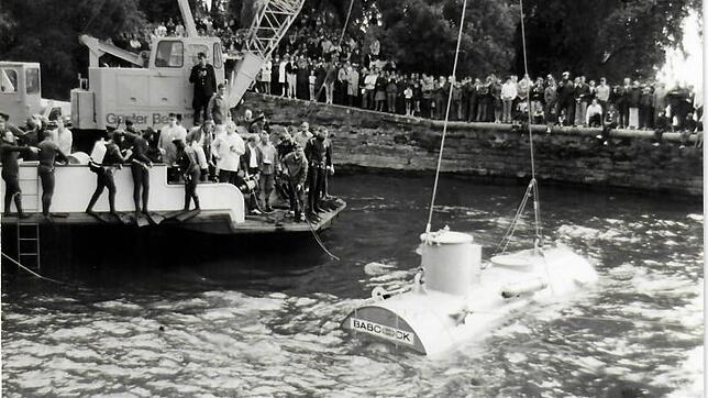 Die Fähre Hegau mit der BAH&nbsp;II im Mantelhafen. Schaulustige verfolgen die Bergeaktion.