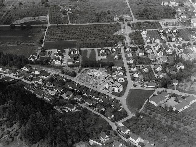 Mai 1974: Hier ist das Ortsende von Ludwigshafen Richtung Stockach zu sehen. Im Hintergrund verläuft die B31.