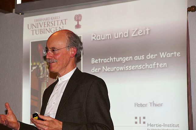 Hans-Peter Thier referiert zum Thema &bdquo;Faszination Gehirn&ldquo;.