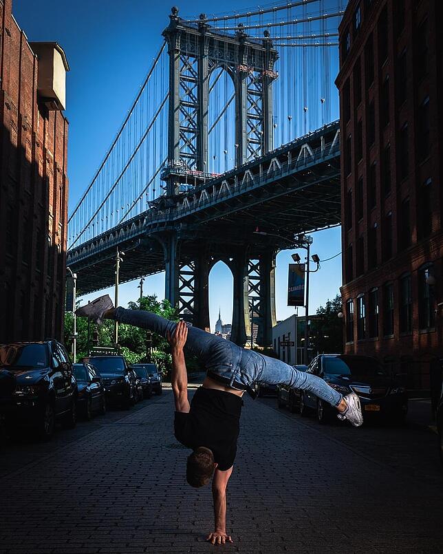 Auch in New York war Tim Kriegler bereits artistisch unterwegs, hier vor der Brooklyn Bridge.