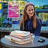 Die preisgekrönte österreichische Autorin Verena Roßbacher las bei der Auftaktveranstaltung von &bdquo;Literatur unter Bäumen&ldquo; auf ...